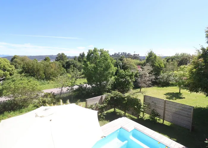 Lush Spacious Family Home Between Beach & Town