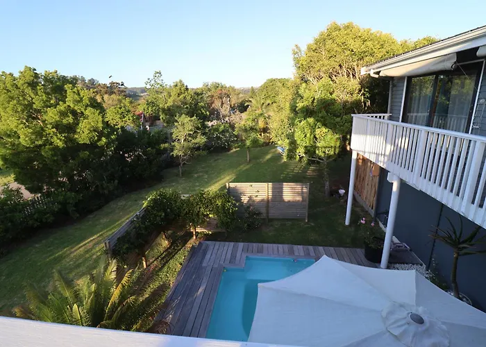 Lush Spacious Family Home Between Beach & Town