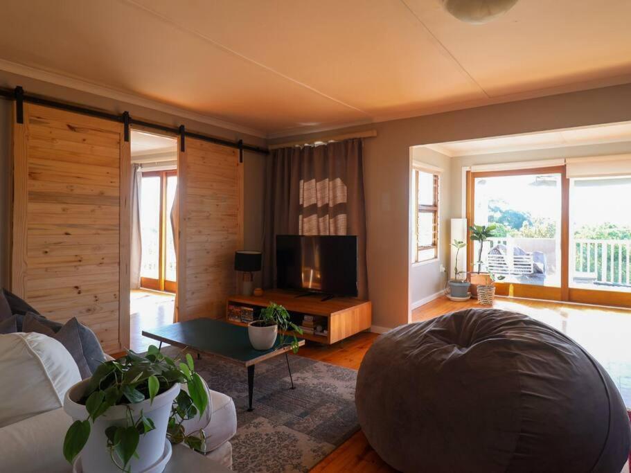 Lush Spacious Family Between & Town Holiday home Knysna