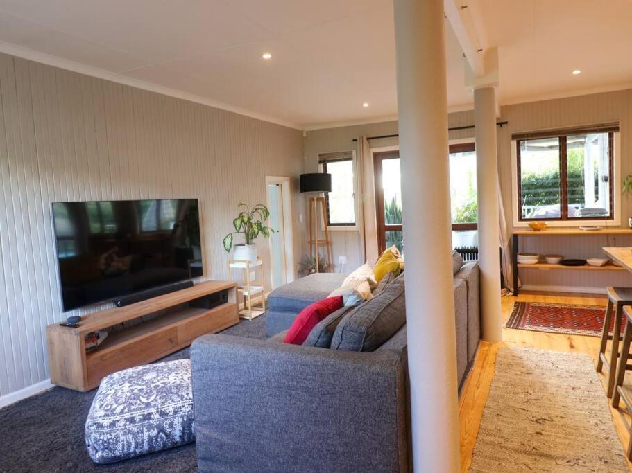 Lush Spacious Family Between & Town *